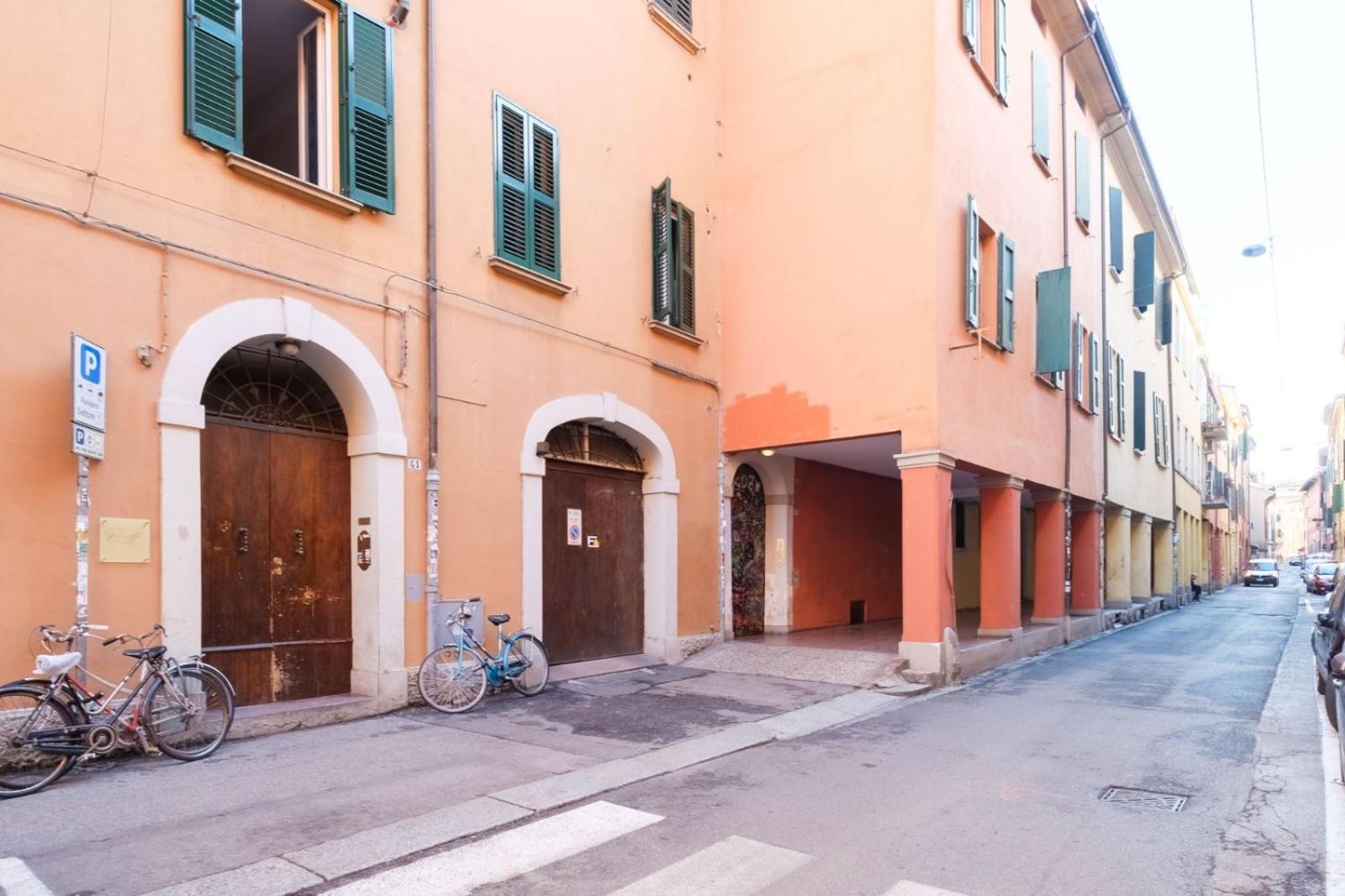 Piazza Maggiore - Il Sentiero Apartment With Private Garden Bologna Bagian luar foto